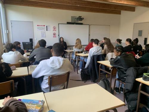 Entretien avec une journaliste.