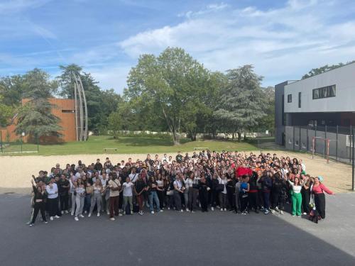 Les étudiants prennent la pose lors de la journée d'intégration.