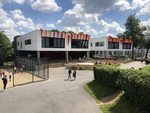 Vue des laboratoires depuis le parc.