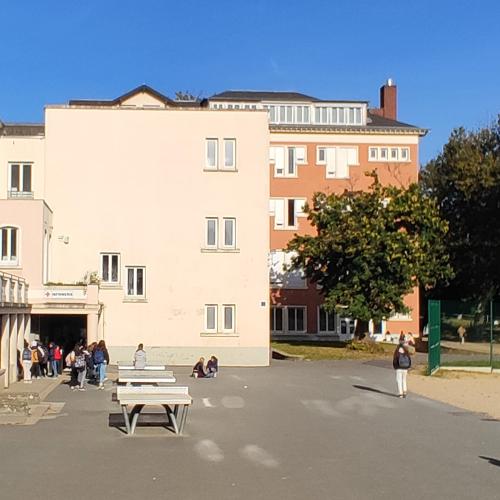 Les bâtiments du collège vu du parc