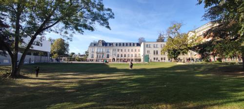 Bâtiment administratif vu du parc