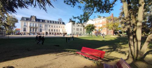 Bâtiment administratif vu du parc