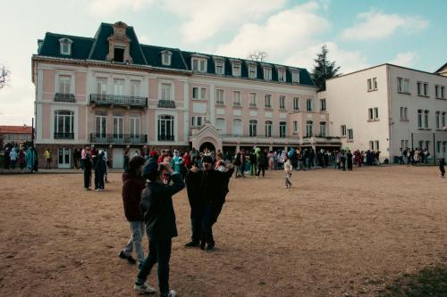 Le bâtiment administratif pendant le carnaval.